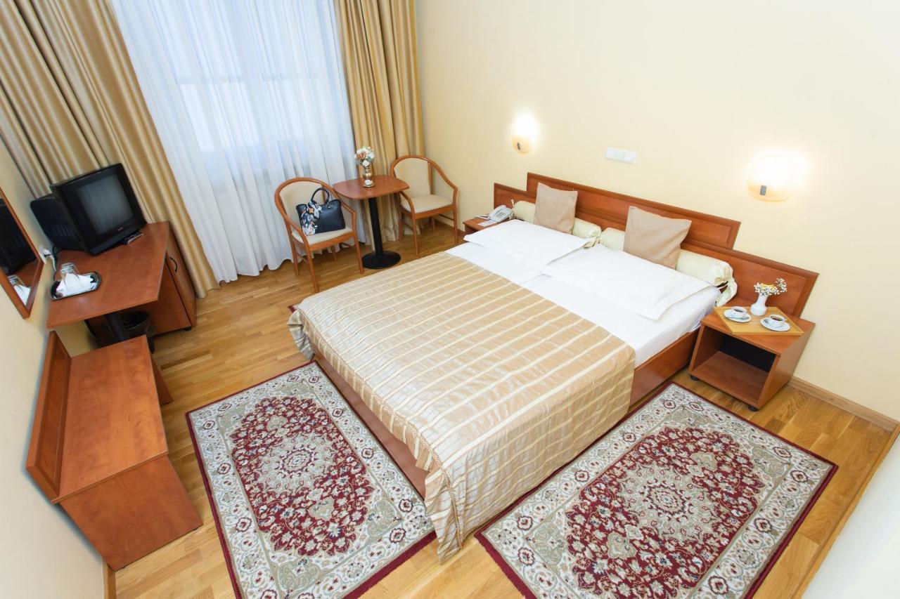 Hotel Fenyo เมียร์คูรา-ชุค ภายนอก รูปภาพ
