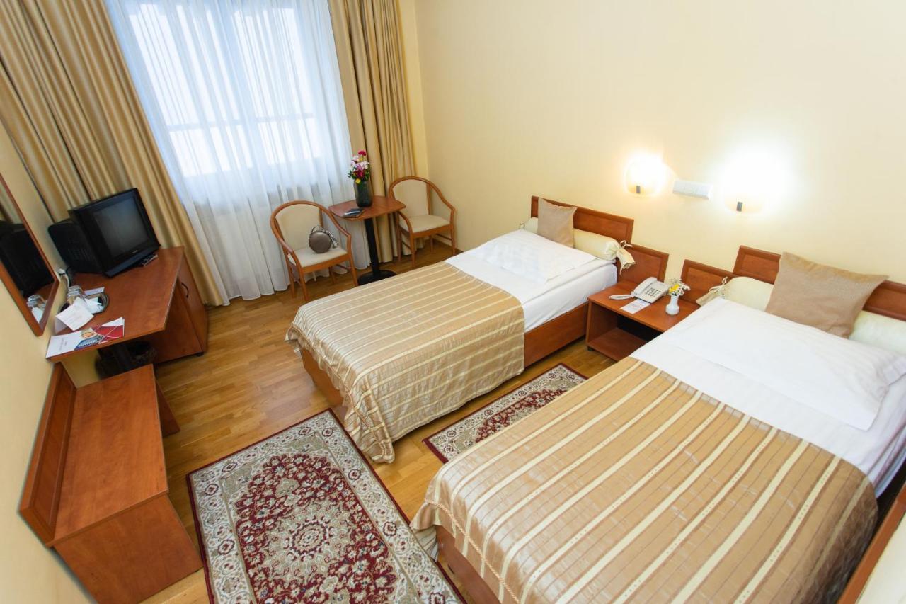 Hotel Fenyo เมียร์คูรา-ชุค ภายนอก รูปภาพ