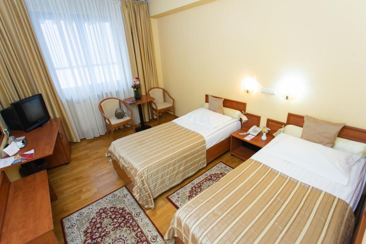 Hotel Fenyo เมียร์คูรา-ชุค ภายนอก รูปภาพ
