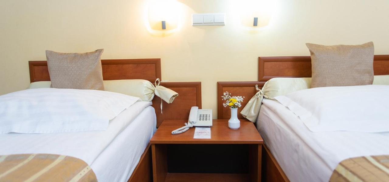 Hotel Fenyo เมียร์คูรา-ชุค ภายนอก รูปภาพ