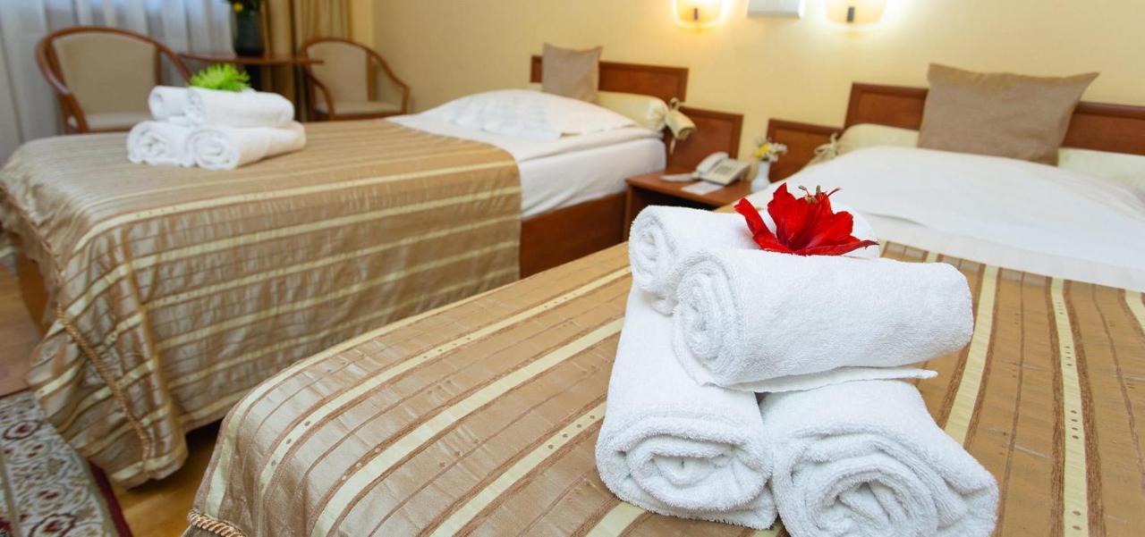 Hotel Fenyo เมียร์คูรา-ชุค ภายนอก รูปภาพ