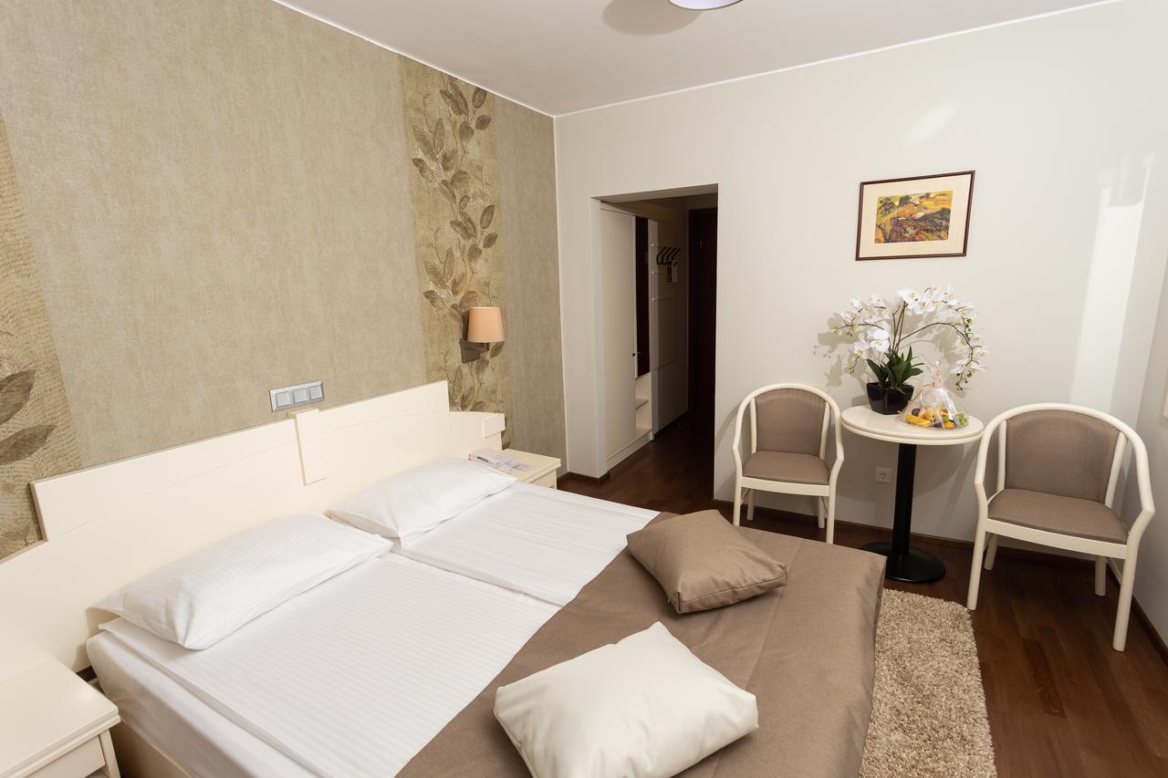 Hotel Fenyo เมียร์คูรา-ชุค ภายนอก รูปภาพ